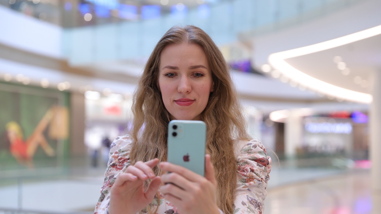 Москвичка, предприниматель Дарья Канишевская в мобильном телефоне следит за курсом рубля