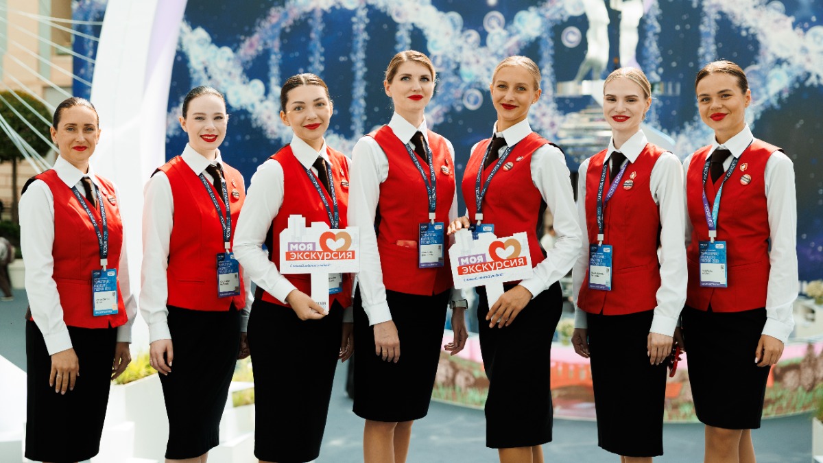 6 августа 2024 года. Администратор Екатерина Головина (в центре) с коллегами встречают гостей форума-фестиваля
