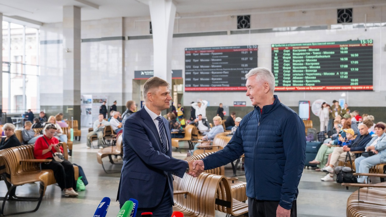 Мэр Москвы Сергей Собянин и генеральный директор — председатель правления ОАО «РЖД» Олег Белозеров во время посещения Ярославского вокзала подтвердили намерения о сотрудничестве