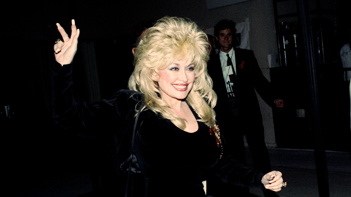 Величайшая американка с вечным наследием: звезды выразили соболезнования в связи со смертью Долли Партон