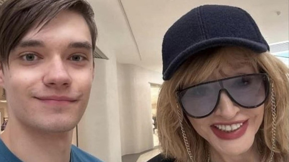 Певица Алла Пугачева появилась на новом снимке с поклонником в соцсетях