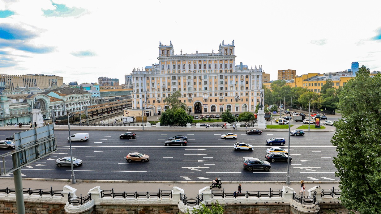 Специалисты завершили дорожные работы на Тверском путепроводе в центре Москвы
