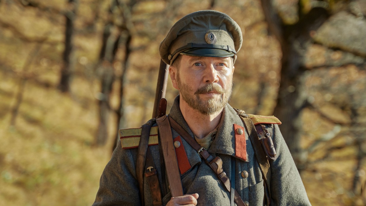 В сериале «Арсеньев» Евгений Миронов сыграл исследователя Дальнего Востока В. К. Арсеньева