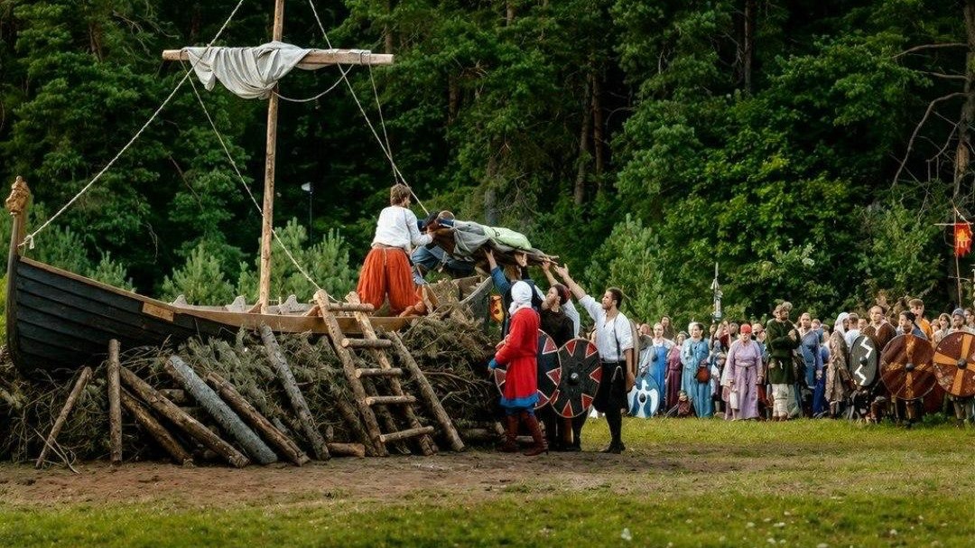 Археологи воссоздали древний обряд погребения на ладье под Смоленском