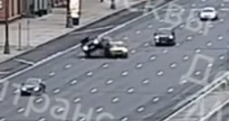 Mercedes перевернулся после столкновения с такси на Кутузовском проспекте: видео
