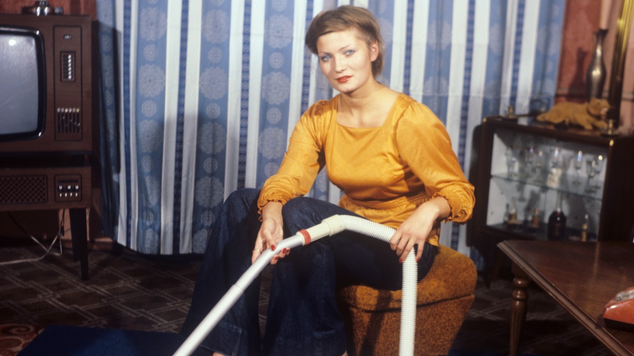 16 декабря 1980 года. Модель демонстрирует бытовой пылесос «Ракета». Весило это устройство 6–8 кило. Современные ручные пылесосы втрое или даже вчетверо легче