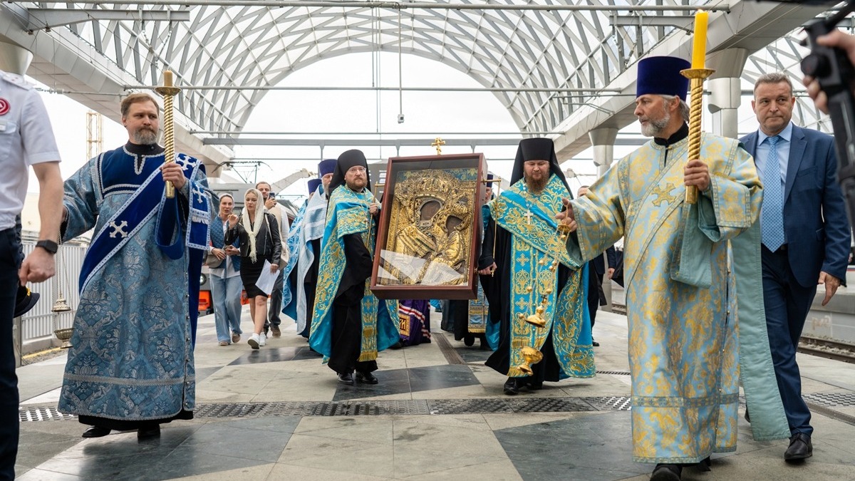 Чудотворную Тихвинскую икону Божией Матери доставили в Москву