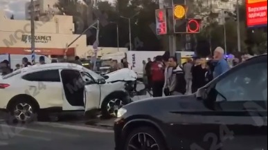 Автомобиль Mercedes сбил пешеходов в Зюзине после столкновения с Haval