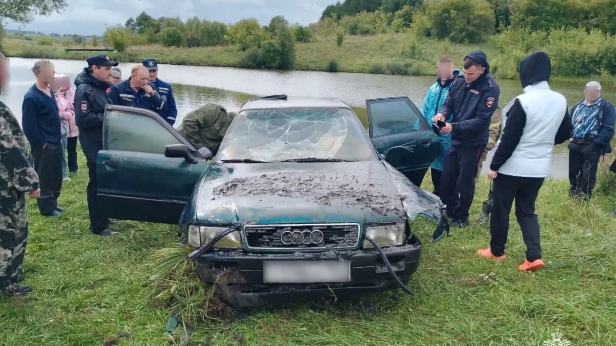 Спасатели достали из пруда в Нижегородской области автомобиль с телом мужчины
