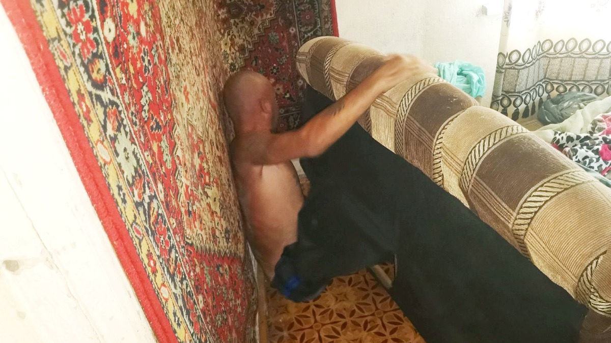 Отец‑алиментщик из Челябинской области прятался от приставов в диване
