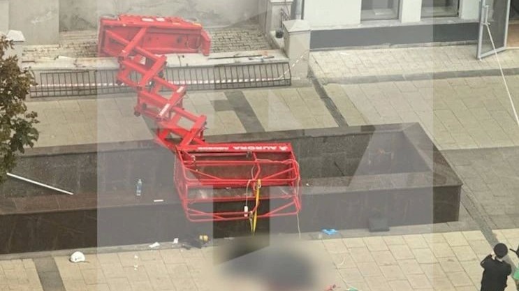 Один человек погиб при падении подъемника на Большой Садовой улице в Москве