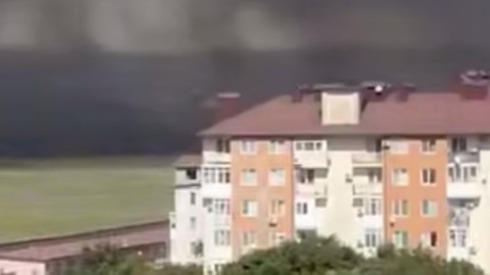 Крупный природный пожар вплотную подошел к жилым домам под Анапой