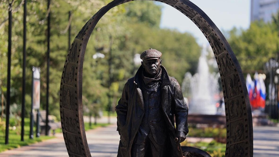 Памятник Станиславу Говорухину открыли в центре Волгограда