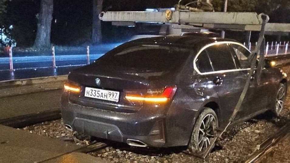 Московское метро подаст в суд на водителя, застрявшего на трамвайных путях