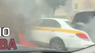 Автомобиль такси загорелся на Ленинградском проспекте в Москве