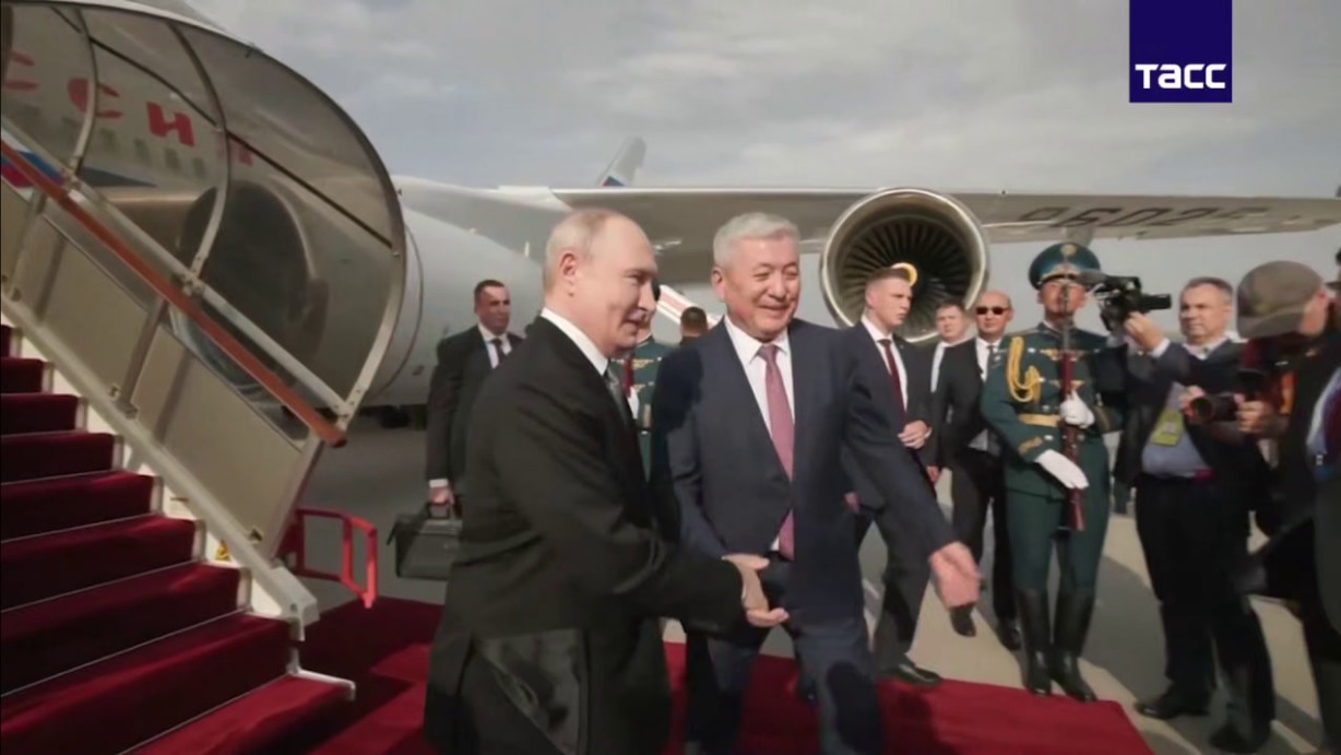 Владимир Путин прилетел в Бишкек для участия в саммите ШОС