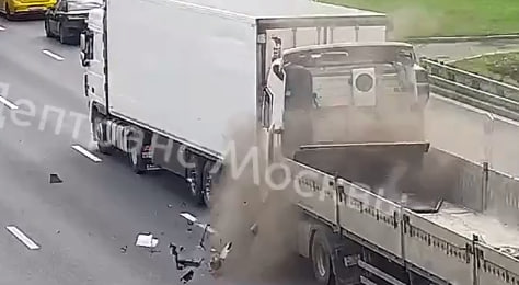 Два грузовика столкнулись на внутренней стороне 107-го километра МКАД: видео