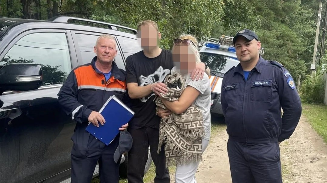 Спасатели в Подмосковье сняли с дерева мужчину, который застрял, помогая коту