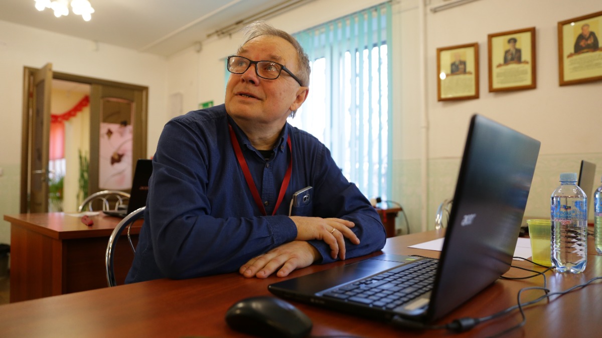 14 апреля 2024 года. Пенсионер Василий Плотников за ноутбуком в Братееве. Он, конечно, ничего противоправного не совершает!