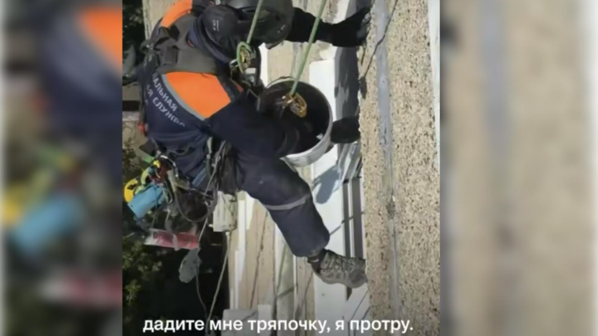 Baza: Жительница Уфы угрожала обрезать веревки промышленному альпинисту