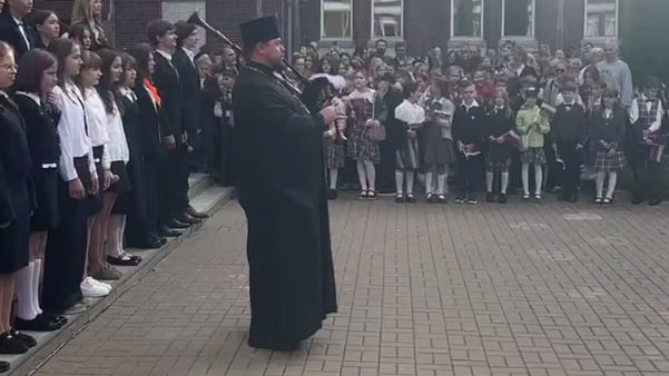 Священник РПЦ сыграл на волынке на школьной линейке в Петербурге
