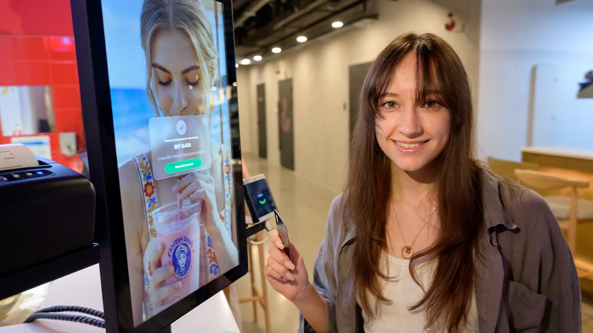 1 августа. Первый ресторан с использованием искусственного интеллекта открылся в России, в нем ИИ-официанты и кассиры полностью имитируют общение с живым человеком. Москвичка Мария Шишкова делает заказ