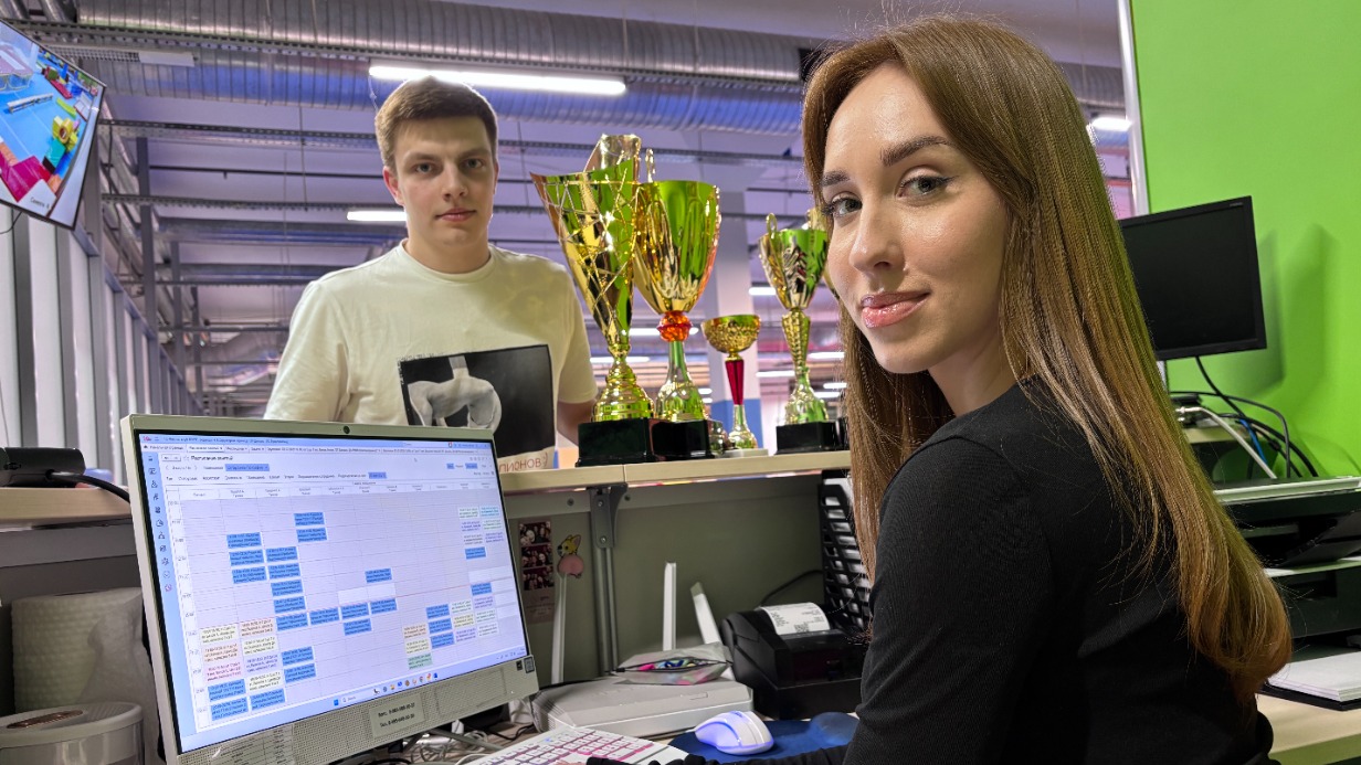 2025 год. Администратор Екатерина Ясырьева и тренер Алексей Вышлов в гимнастическом центре. Такая работа — про движение и живое общение, которых так не хватает на удаленке