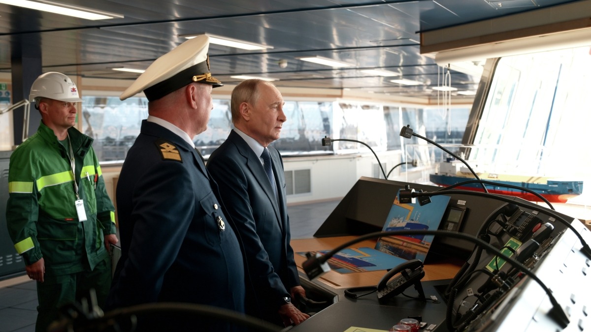 Владимир Путин оценил технологичность танкера-газовоза «Петр Столыпин»