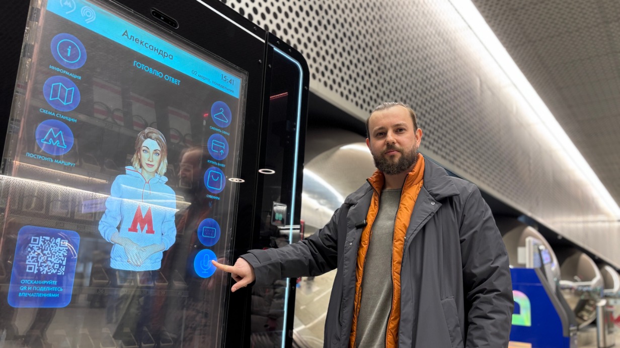 Москвич Сергей Литвинович у цифровой стойки «Живое общение»