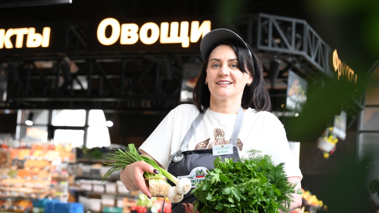 Продавец Ирина Перевознюк предлагает овощи и зелень