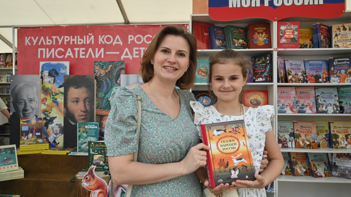 4 июня. Книжный фестиваль «Красная площадь» стал местом притяжения в том числе и юных читателей. Так, ярмарку посетила Василиса Третьяк с мамой Ксенией