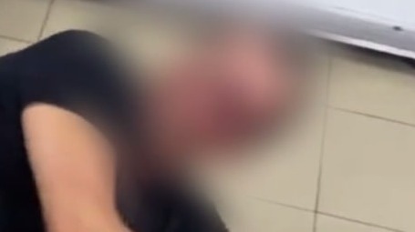 Мужчина угрожал ножом покупателям в торговом павильоне в Балашихе: видео задержания