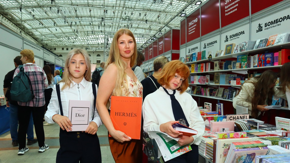 Посетительницы ММКЯ: Ева Демидова, Юлия Тарасова и Бригги Каролина