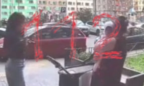 Неизвестные сбросили бутылку с водой из окна дома в Люберцах: видео