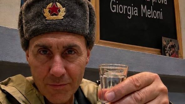 Итальянский политик Ванначчи опубликовал фото в ушанке и с водкой в ответ на обвинения FT в связях с Россией