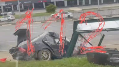 Водитель Mercedes влетел в остановку у торгового центра «РИО» в Ярославле