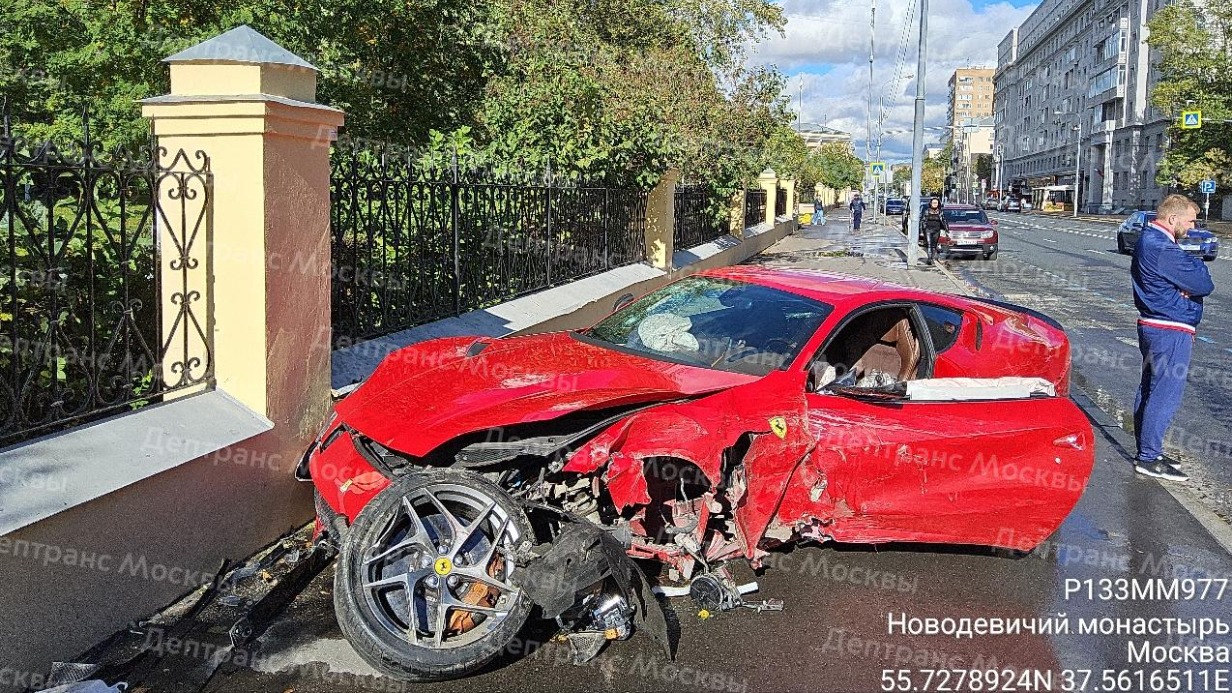 Суперкар Ferrari врезался во внедорожник Volkswagen в центре Москвы