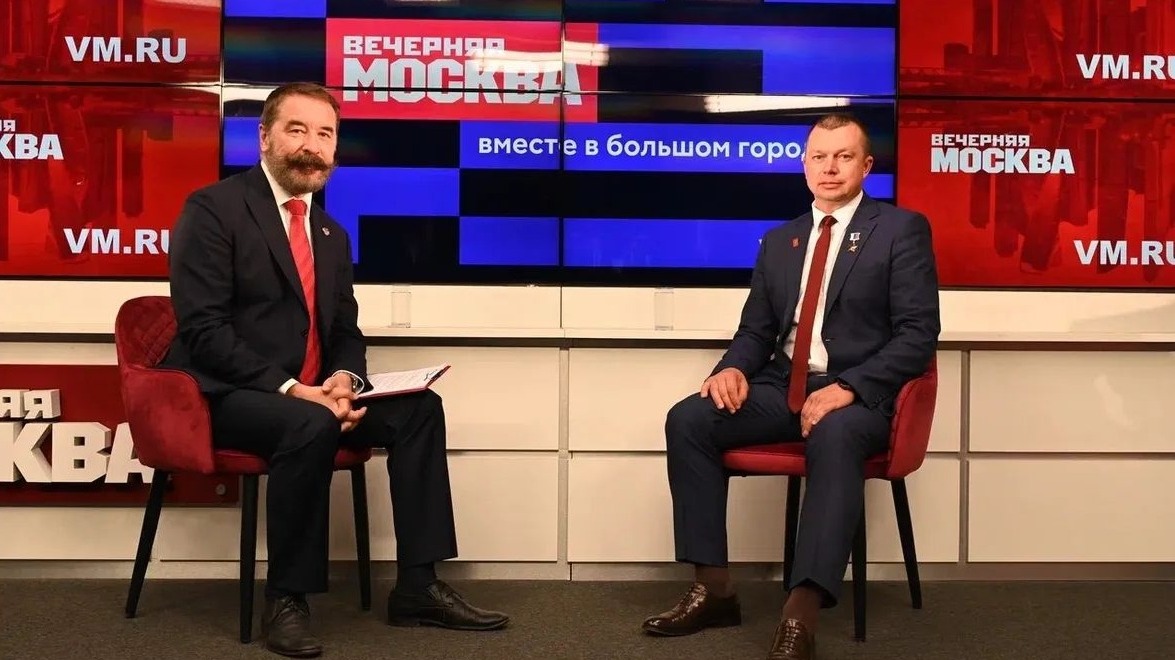 28 августа. Ведущий «Вечерки-ТВ» Руслан Сушон (слева) берет интервью у Героя России Артура Орлова