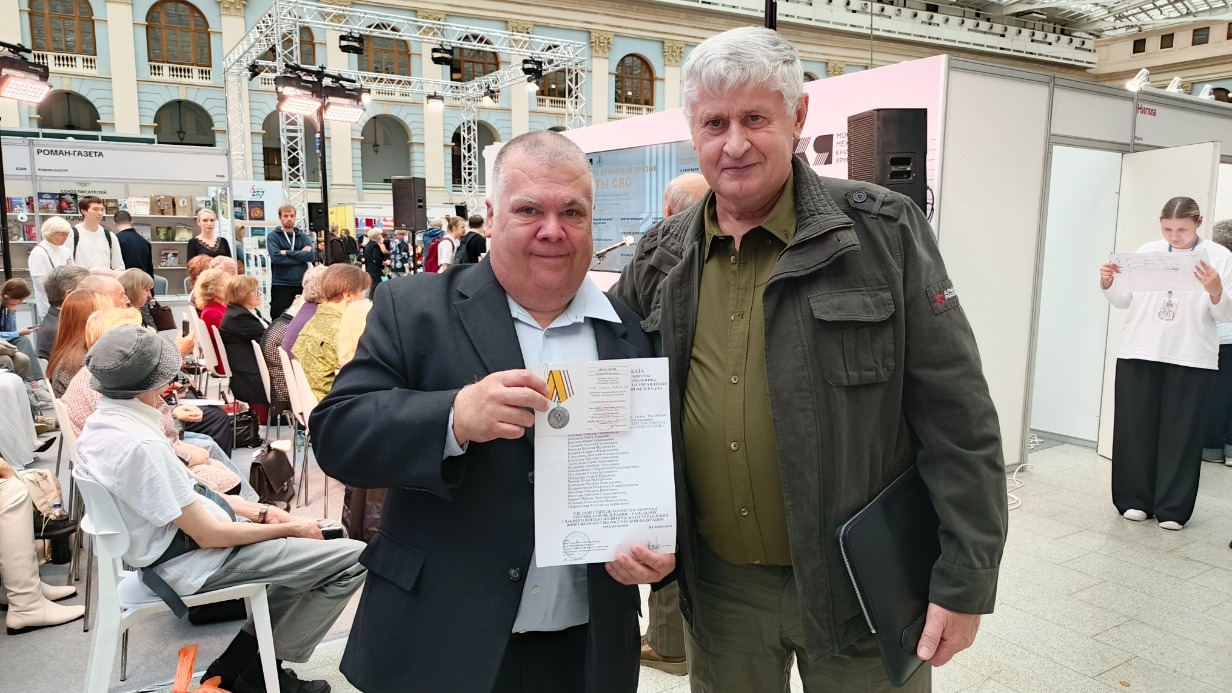 5 сентября. Член Общественного совета Минобороны России Леонид Палько (справа) и корреспондент «Вечерней Москвы» Андрей Объедков с медалью «За помощь и милосердие»