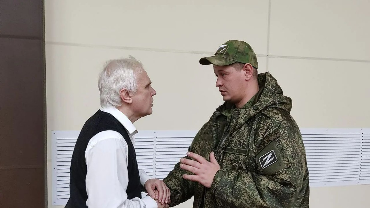 Режиссер Александр Симонов общается с военнослужащими после представления