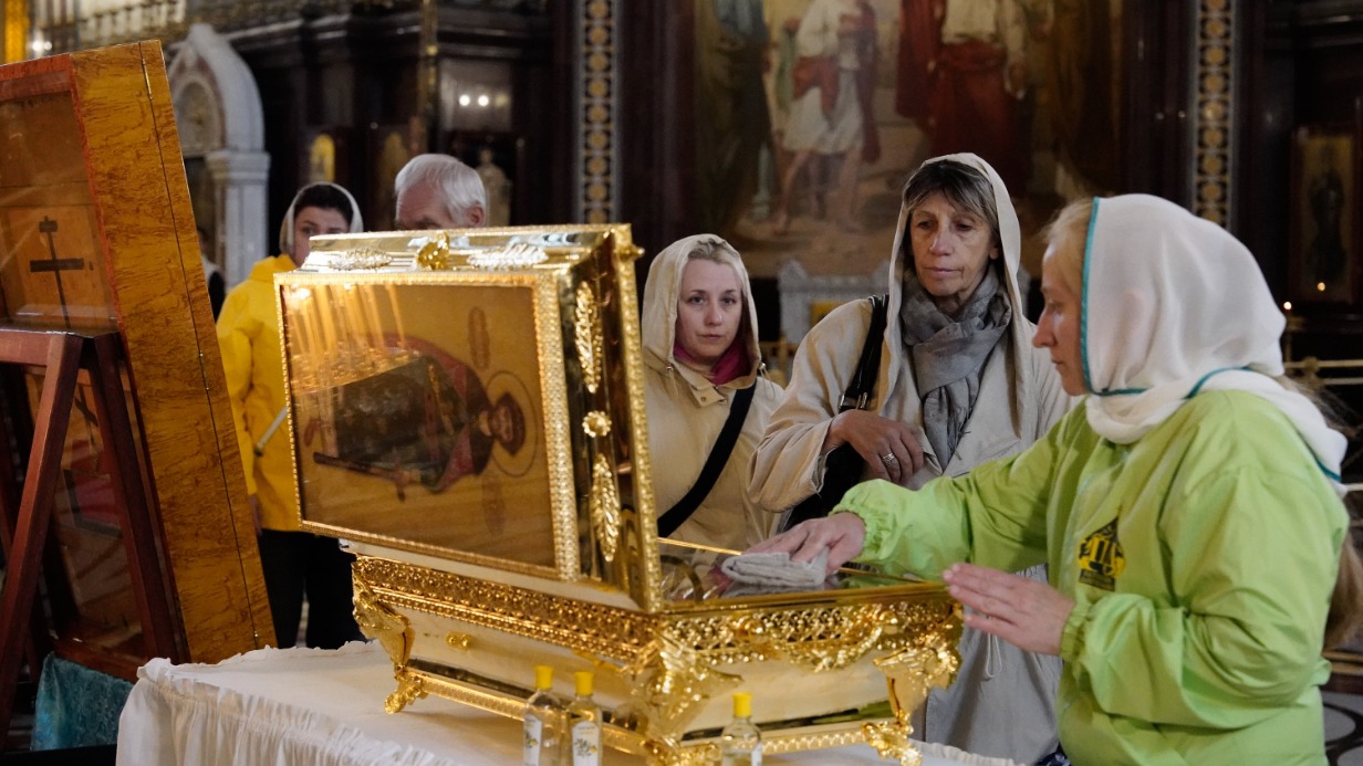 Верующие пришли в храм Христа Спасителя, чтобы поклониться мощам князя Дмитрия Донского