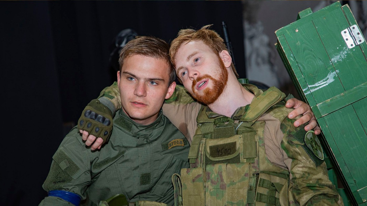 Данила Присяжный в роли украинского военнослужащего Василия и Семен Шестериков в роли российского военнослужащего Михаила в спектакле «Небрат мой»