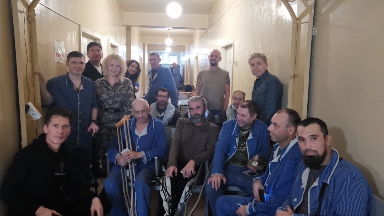 Генеральный директор Москонцерта Илья Бачурин (слева на первом плане) и артисты культбригады Татьяна Сорокина, Эльвира Сабанова и Валентин Суходолец (справа на втором плане) на концерте в госпитале