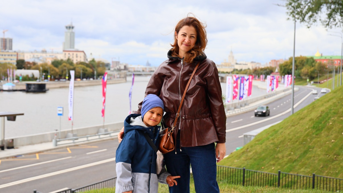 7 сентября. Москвичка Ксения Коркина с сыном Федором гуляют на обновленной Крутицкой набережной