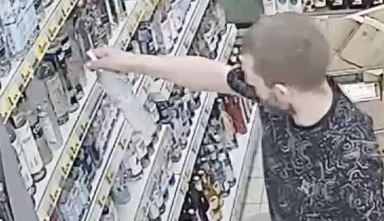 Мужчина украл водку из магазина на Ясеневой улице в Москве