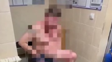 Голый мужчина устроил беспорядок в банке на западе Москвы: фото, видео