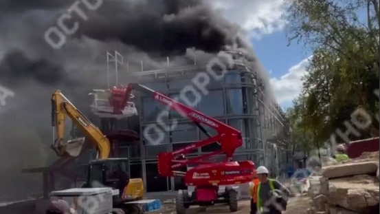 Загорелось здание на стройплощадке в Екатерининском парке в центре Москвы