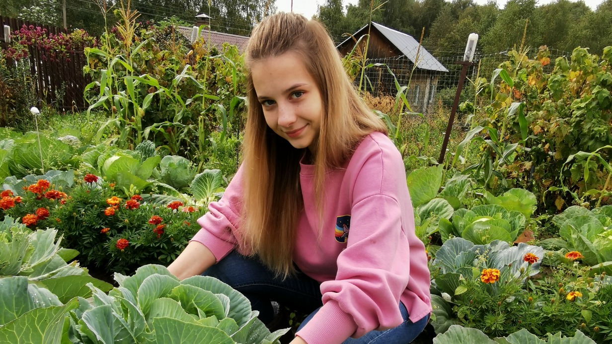 Дачница Алена Корзун ухаживает за капустой
