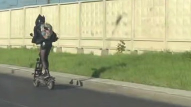 Девушка на трассе в Москве разогналась на электросамокате до 60 километров в час