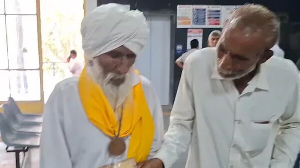 NDTV: 101-летний ветеран пытается доказать властям Индии, что он жив